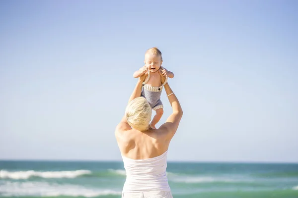 Attraente Madre Bionda Che Gioca Con Bambino Mesi Sulla Spiaggia — Foto Stock