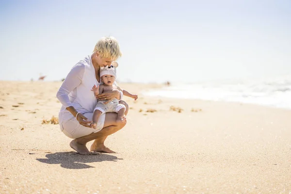 Mamma Felice Che Gioca Con Suo Figlio Allegro Sulla Spiaggia — Foto Stock