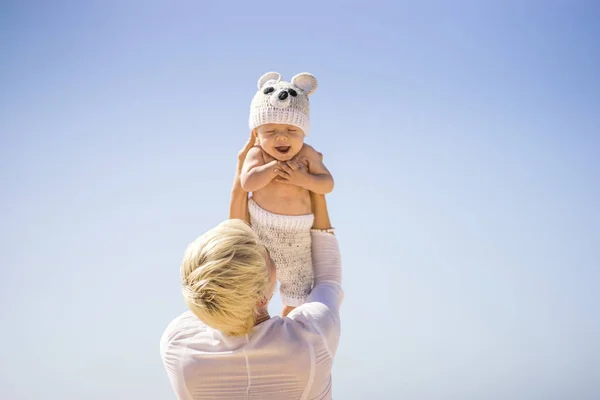 Mamma Felice Che Gioca Con Suo Figlio Allegro Sulla Spiaggia — Foto Stock