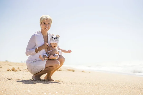 Happy Mom Playing Her Cheerful Son Beach — Stock Photo, Image