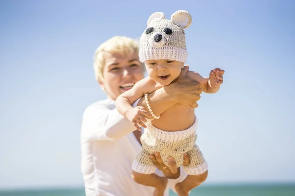 Счастливая Мама Играет Своим Веселым Сыном Пляже — стоковое фото