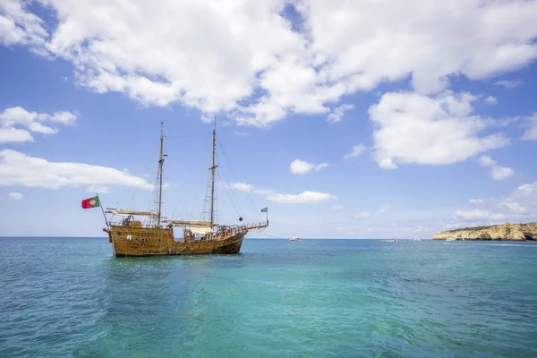 ポルトガル アルガルヴェの海岸に沿って航行する観光客のための海賊船 — ストック写真