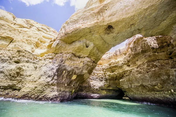 Niesamowite Jaskinie Formacji Atlantyckim Wybrzeżu Algarve Pochodzi Oceanu Portugalia — Zdjęcie stockowe