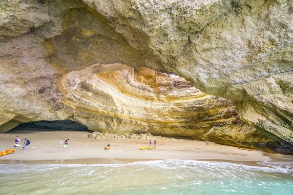 Турист Байдарках Наслаждающийся Выдающейся Красотой Пещеры Бенагил Алгарве Португалия — стоковое фото