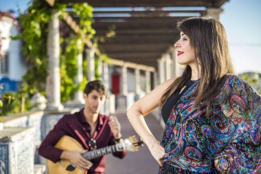 Bant geleneksel müziği fado pergola ile Portekiz fayans denilen azulejos altında Lizbon, Portekiz