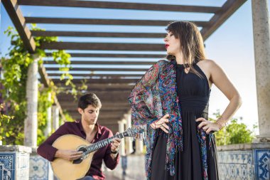 Bant geleneksel müziği fado pergola ile Portekiz fayans denilen azulejos altında Lizbon, Portekiz