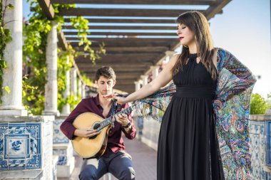 Bant geleneksel müziği fado pergola ile Portekiz fayans denilen azulejos altında Lizbon, Portekiz