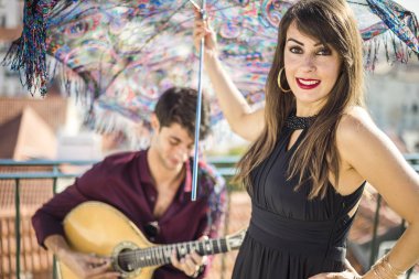 Güzel fado şarkıcısı yakışıklı Portekizce gitarist Player'da Alfama, Lizbon, Portekiz ile gerçekleştirme