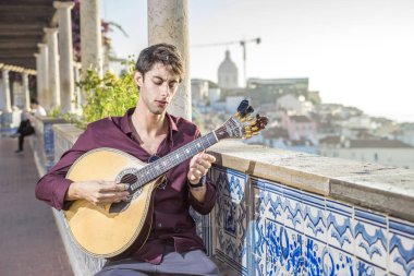 Alfama, Lizbon, Portekiz içinde benzersiz Portekiz gitar çalmaya fado müzisyen 