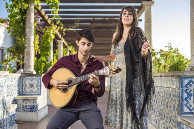 Bant geleneksel müziği fado pergola ile Portekiz fayans denilen azulejos altında Lizbon, Portekiz