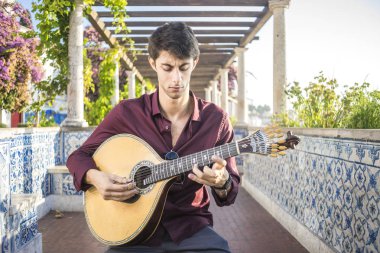 Alfama, Lizbon, Portekiz pergola altında Portekiz gitar çalmaya fado müzisyen 