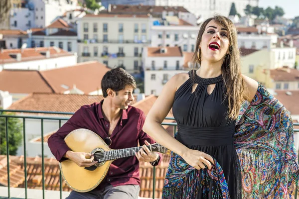 Hermosa Cantante Fado Actuando Con Guapo Guitarrista Portugués Alfama Lisboa — Foto de Stock