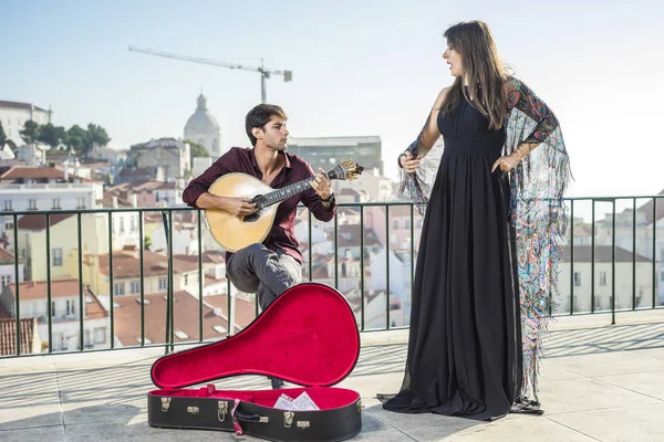 Hermosa Cantante Fado Actuando Con Guapo Guitarrista Portugués Alfama Lisboa —  Fotos de Stock