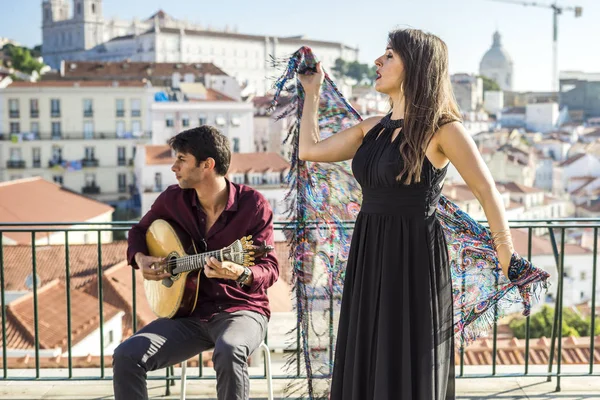 Hermosa Cantante Fado Actuando Con Guapo Guitarrista Portugués Alfama Lisboa — Foto de Stock