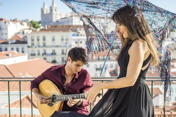 Hermosa Cantante Fado Actuando Con Guapo Guitarrista Portugués Alfama Lisboa — Foto de Stock