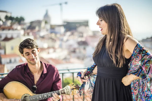 Hermosa Cantante Fado Actuando Con Guapo Guitarrista Portugués Alfama Lisboa —  Fotos de Stock