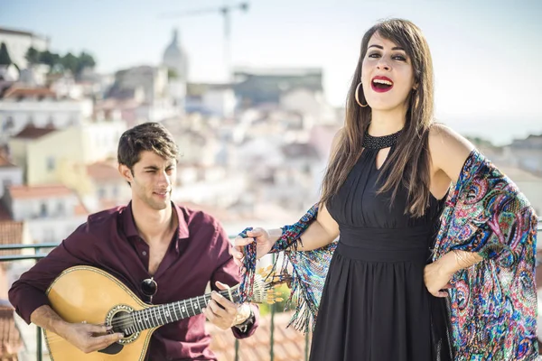 Όμορφη Fado Τραγουδίστρια Εκτελεί Όμορφος Πορτογαλικά Κιθαρίστας Παίκτης Alfama Λισαβόνα — Φωτογραφία Αρχείου