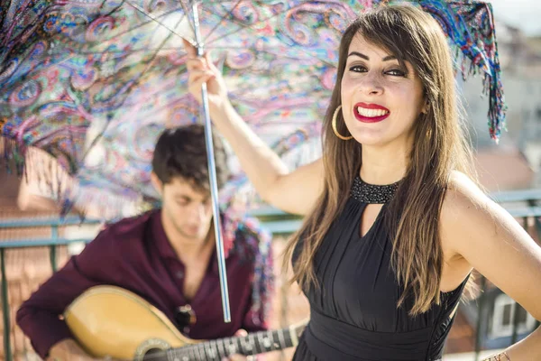 Hermosa Cantante Fado Actuando Con Guapo Guitarrista Portugués Alfama Lisboa — Foto de Stock