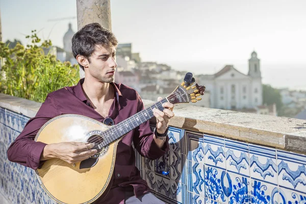 Músico Fado Tocando Guitarra Portuguesa Única Alfama Lisboa Portugal — Foto de Stock