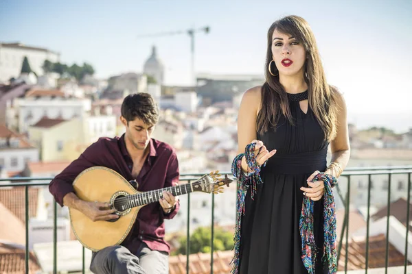 Όμορφη Fado Τραγουδίστρια Εκτελεί Όμορφος Πορτογαλικά Κιθαρίστας Παίκτης Alfama Λισαβόνα — Φωτογραφία Αρχείου