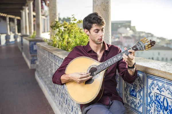 Músico Fado Tocando Guitarra Portuguesa Única Alfama Lisboa Portugal — Foto de Stock