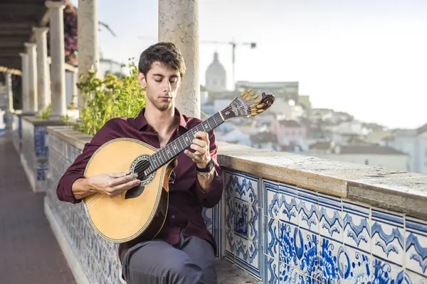 Músico Fado Tocando Guitarra Portuguesa Única Alfama Lisboa Portugal — Foto de Stock