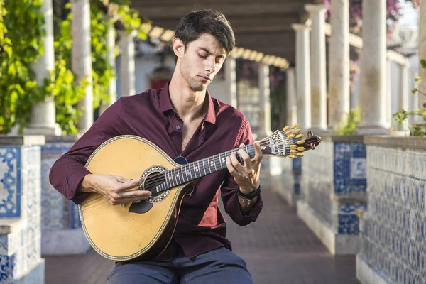 Músicos Fado Tocando Guitarra Portuguesa Sob Pérgula Alfama Lisboa Portugal — Fotografia de Stock