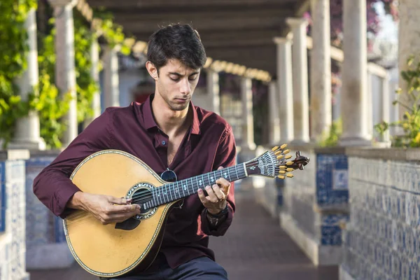 Músico Fado Tocando Guitarra Portuguesa Bajo Pérgola Alfama Lisboa Portugal — Foto de Stock
