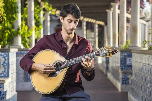 Músico Fado Tocando Guitarra Portuguesa Bajo Pérgola Alfama Lisboa Portugal —  Fotos de Stock