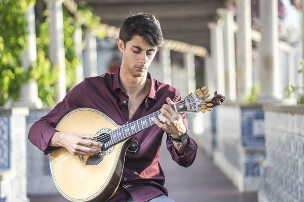Músico Fado Tocando Guitarra Portuguesa Bajo Pérgola Alfama Lisboa Portugal — Foto de Stock