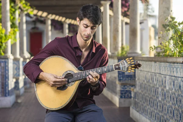 Músicos Fado Tocando Guitarra Portuguesa Sob Pérgula Alfama Lisboa Portugal — Fotografia de Stock