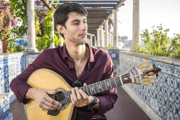 Músico Fado Tocando Guitarra Portuguesa Bajo Pérgola Alfama Lisboa Portugal — Foto de Stock