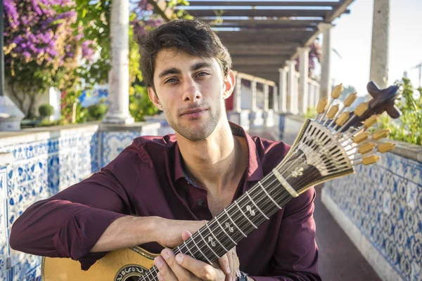 Músico Fado Tocando Guitarra Portuguesa Bajo Pérgola Alfama Lisboa Portugal — Foto de Stock