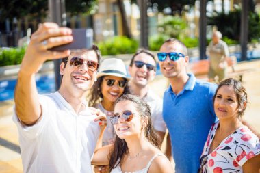 Selfie güneşli yaz gün boyunca alarak altı mutlu arkadaş grubu