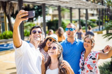 Selfie güneşli yaz gün boyunca alarak altı mutlu arkadaş grubu