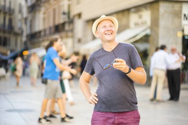 Avrupa şehri gezmeye elinde güneş gözlüklü adam