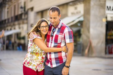 Genç kadını kocası Avrupa şehrin ortasında sarılma