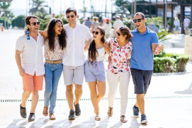 Yürüyüş, alarak, gülen ve having fun gün süre içerisinde kentsel ayarı altı arkadaş