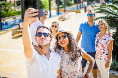 Selfie güneşli yaz gün boyunca alarak altı mutlu arkadaş grubu