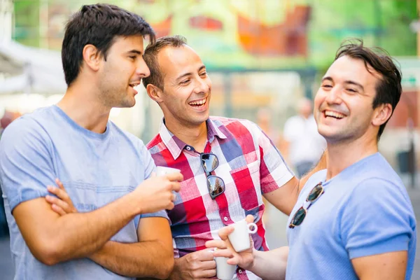 Tres Amigos Hablando Divirtiéndose Mientras Beben Café Aire Libre —  Fotos de Stock