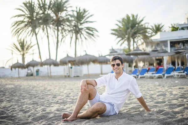 Portret Van Knappe Man Zit Ontspannen Het Strand Met Zonsondergang — Stockfoto