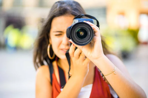 Krásné Dospívající Dlouhými Tmavými Vlasy Zaměřuje Fotografování Městských Scenic — Stock fotografie