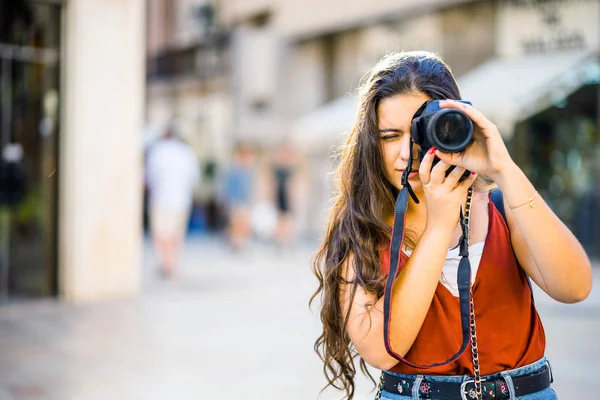 Vackra Tonåring Med Långt Mörkt Hår Fokuserade Att Fotografi Urban — Stockfoto