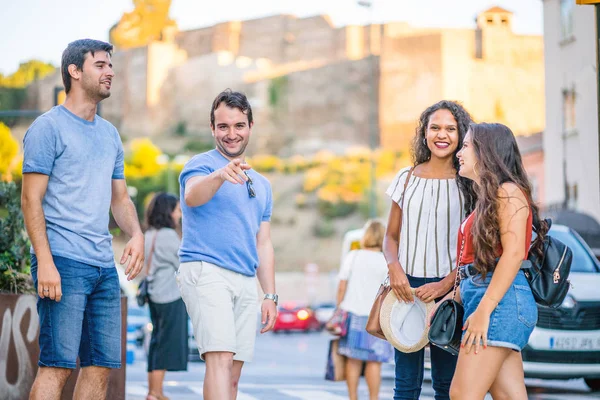 Felizes Quatro Amigos Saindo Tarde Cidade — Fotografia de Stock