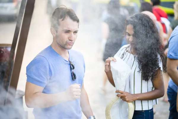 Ungt Par Att Köpa Läckra Kastanjer Från Gatuförsäljare Spanien — Stockfoto