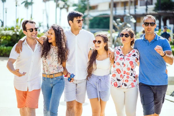 Sei Amici Che Camminano Prendono Ridono Divertono Durante Giorno Ambiente — Foto Stock