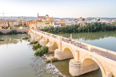 Ünlü Roma Köprüsü ve Camii - Cordoba Katedrali, Endülüs, İspanya havadan görünümü