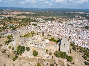 Castle Almodovar del Rio, Cordoba, Endülüs, İspanya'nın havadan görünümü