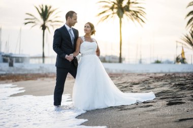 Gelin ve damat birbirine sahilde sarılma