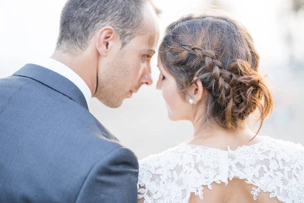 Sposa Sposo Che Abbracciano Sulla Spiaggia — Foto Stock